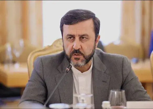 غریب‌آبادی:/ به ناوهای فرانسوی و انگلیسی در تنگه پاسخ قاطع می‌دهیم