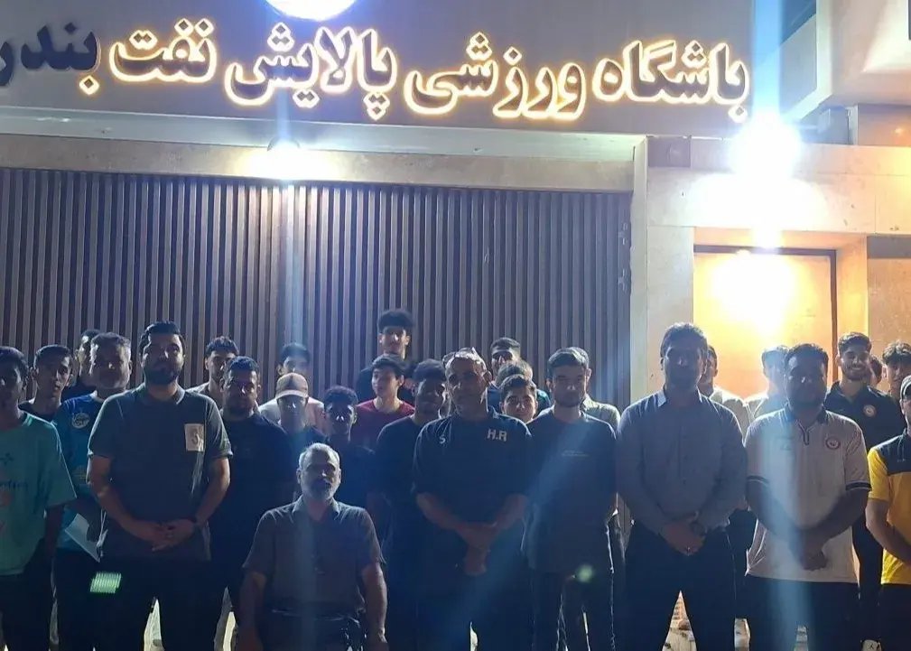 اتفاقی عجیب مقابل ساختمان باشگاه؛ / تجمع مربیان بومی علیه سرمربی مطرح در بندرعباس