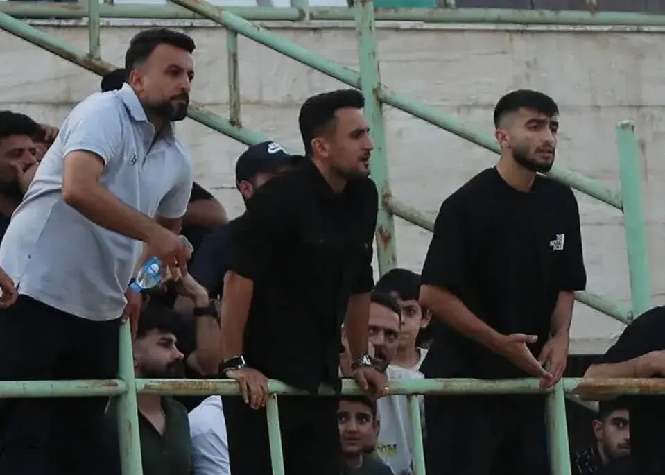 رزاق پور در لیگ سه حامی تیم استانش شد/ ستاره فولاد در نقش تیفوسی روی سکو!(عکس)