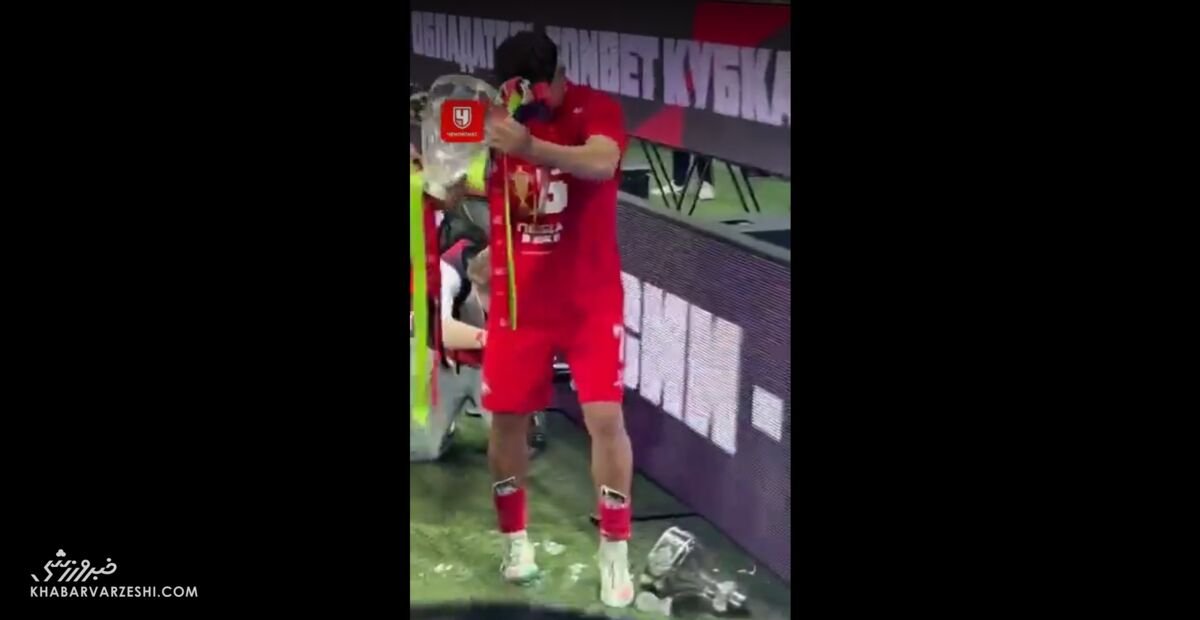 ویدیو| حادثه در جشن قهرمانی/ جام جدا شد و شکست!