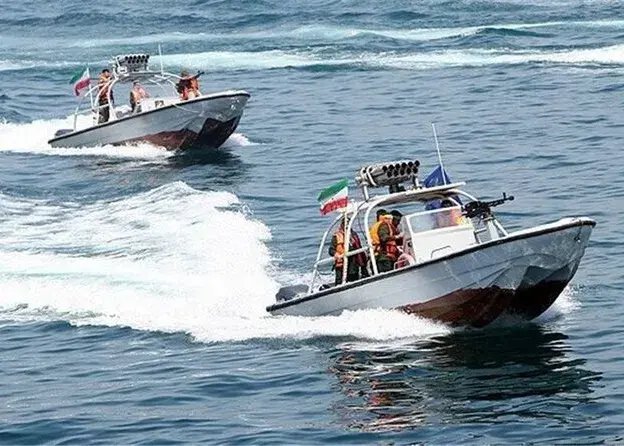 قایق‌های تندرو ایران سد راه آمریکا در تنگه‌هرمز