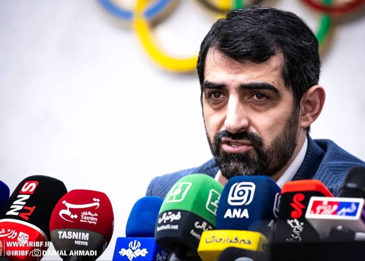 پس از انتخاب به عنوان سرپرست فدراسیون:/ داوری بلافاصله از مجمع وزارت در سالن بسکتبال (عکس)