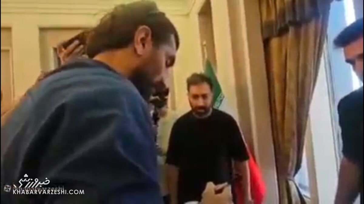 ویدیو| بازیکنان تیم ملی پیراهن را برای اهدا به چه کسی امضا کردند؟
